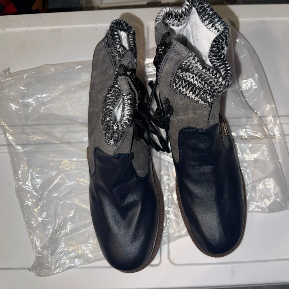 Women’s Casual Lace-Up Boots in Black and Gray